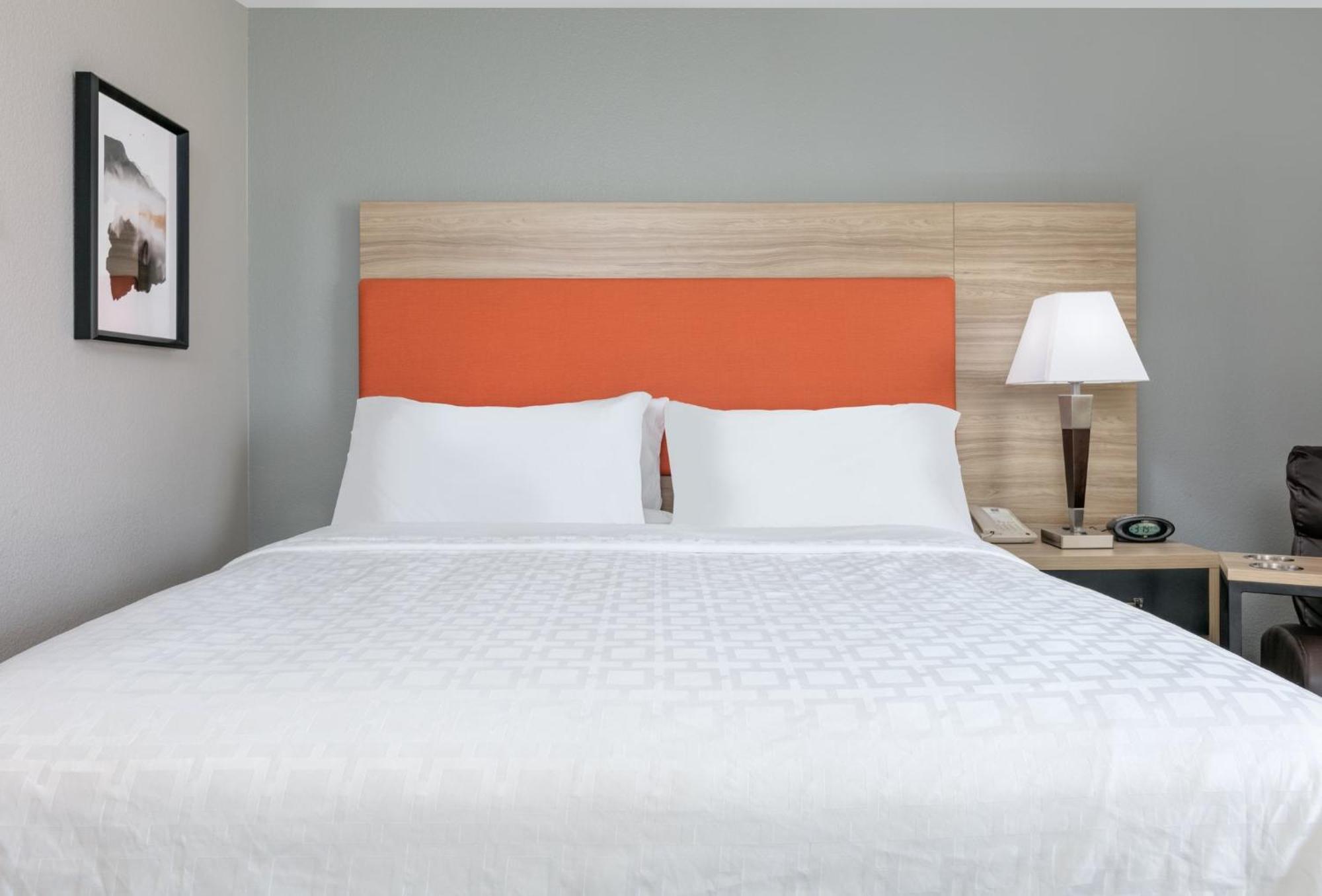 Candlewood Worth West By Ihg 3*