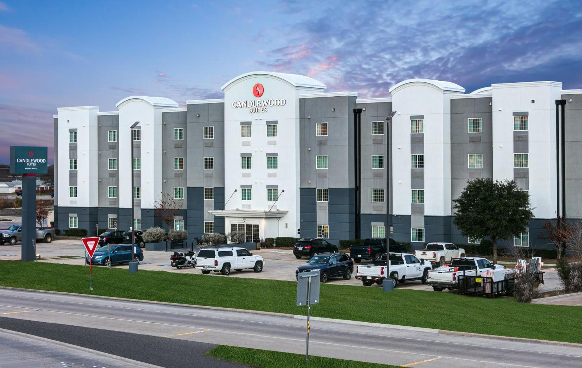 Candlewood Worth West By Ihg Hotel 3*